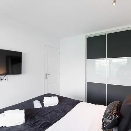 Phoenix Yourhosthelper *