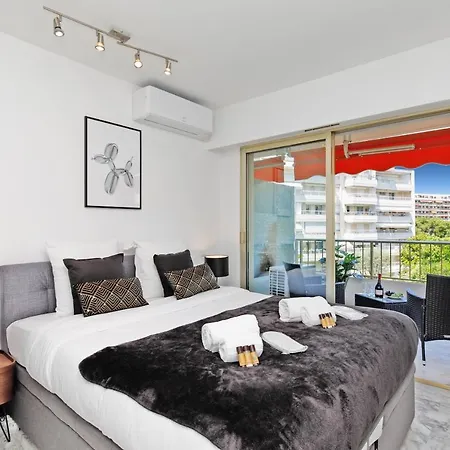 Phoenix Yourhosthelper Cannes